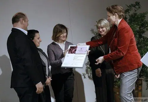 Dyrektor Anna Bober-Tubaj oraz pracownicy Muzeum Ceramiki odbierają nagrodę z rąk  wiceminister Kultury i Dziedzictwa Narodowego - prof. dr hab. Małgorzaty Omilanowskiej