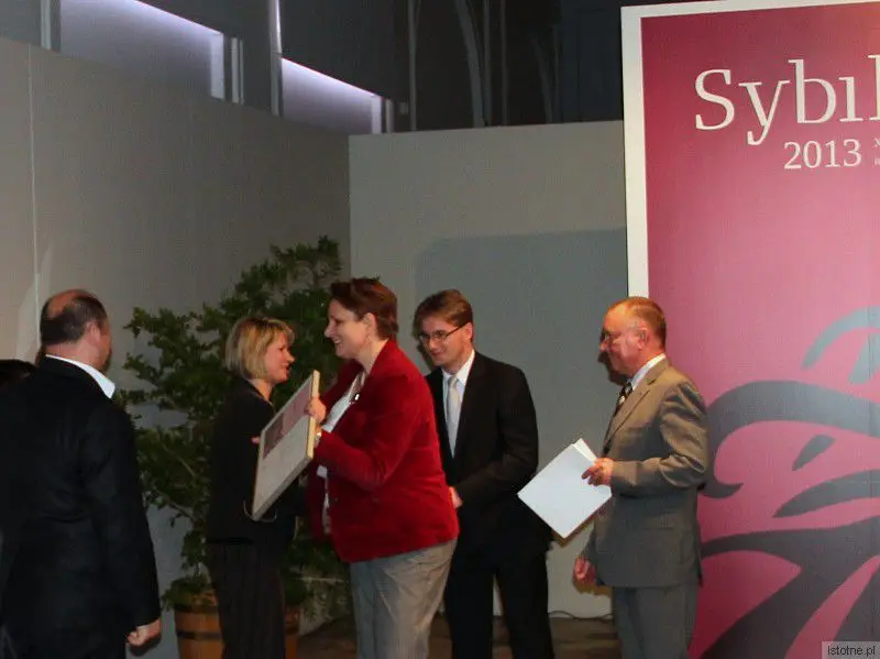 Dyrektor Anna Bober-Tubaj oraz pracownicy Muzeum Ceramiki odbierają nagrodę z rąk wiceminister Kultury i Dziedzictwa Narodowego prof. dr hab. Małgorzaty Omilanowskiej,  dyrektora Narodowego Instytutu Muzealnictwa i Ochrony Zbiorów dr. hab. Piotra Majewskiego oraz przewodniczącego jury w Konkursie na Muzealne Wydarzenie Roku „Sybilla 2013” prof. dr. hab. Waldemara Baraniewskiego