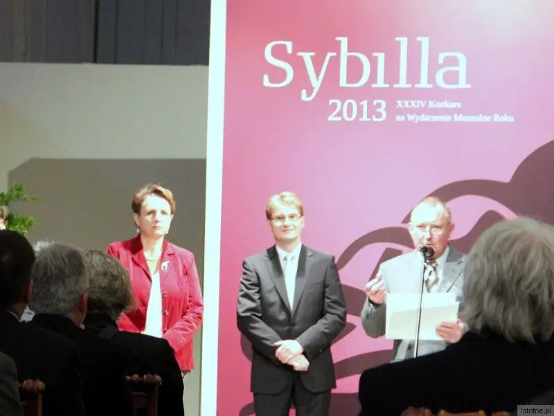 Wiceminister Kultury i Dziedzictwa Narodowego prof. dr hab. Małgorzata Omilanowska, dyrektor Narodowego Instytutu Muzealnictwa i Ochrony Zbiorów dr hab. Piotr Majewski, przewodniczący jury w Konkursie na Muzealne Wydarzenie Roku „Sybilla 2013” prof. dr hab. Waldemar Baraniewski