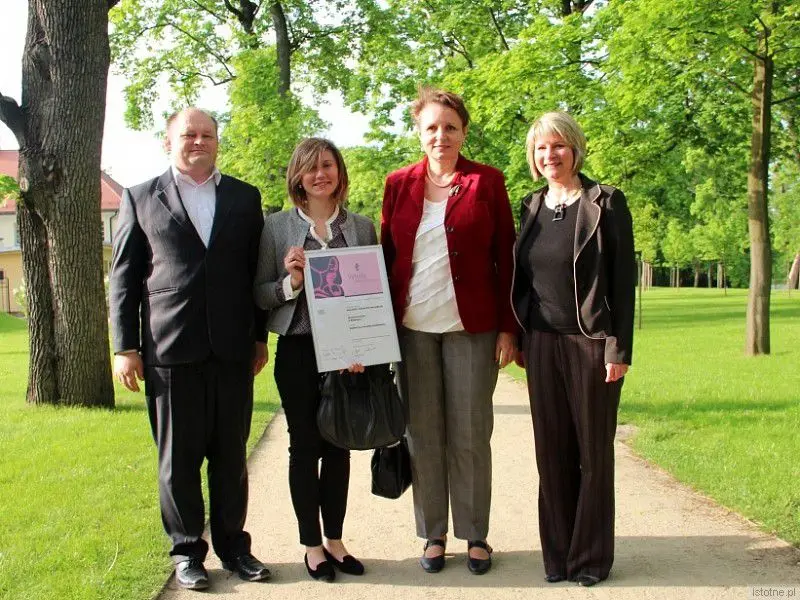Dyrektor Anna Bober-Tubaj oraz pracownicy Muzeum Ceramiki wraz z wiceminister Kultury i Dziedzictwa Narodowego prof. dr hab. Małgorzatą Omilanowską