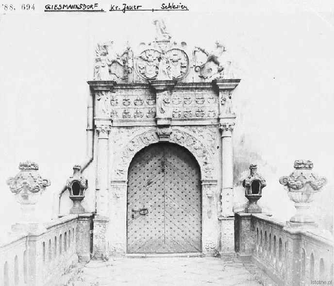 Portal pałacu w Gościszowie