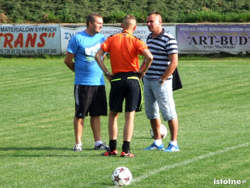 Trenerzy obu drużyn i sędzia