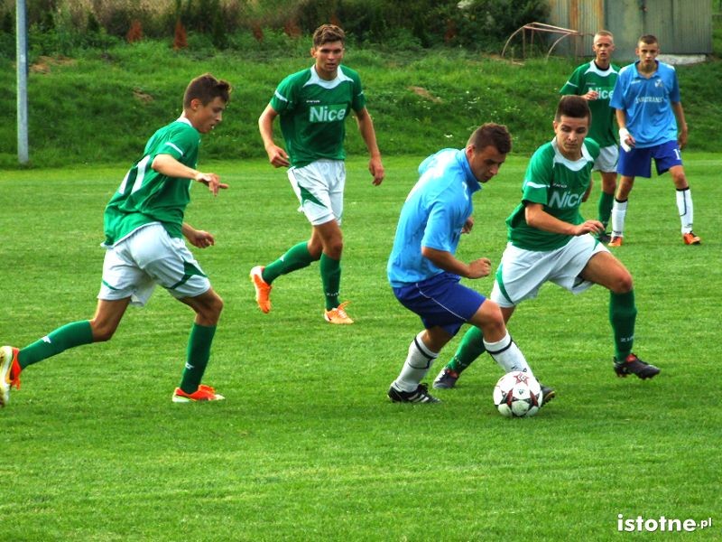 Piłkarze BKS Bolesławiec i GKS Raciborowice