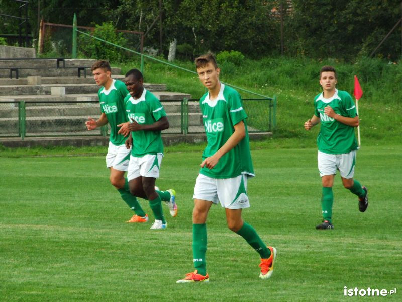 Piłkarze BKS Bolesławiec i GKS Raciborowice