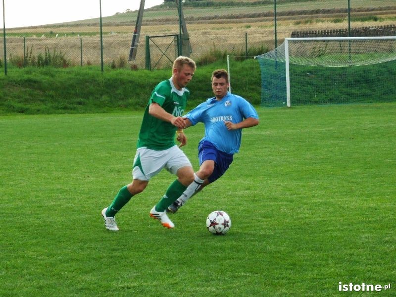 Piłkarze BKS Bolesławiec i GKS Raciborowice