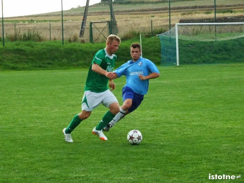 Piłkarze BKS Bolesławiec i GKS Raciborowice