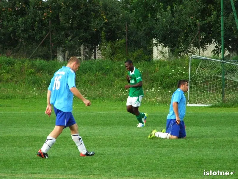 Piłkarze BKS Bolesławiec i GKS Raciborowice