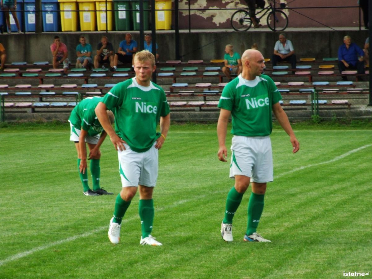 Piłkarze BKS Bolesławiec i GKS Raciborowice