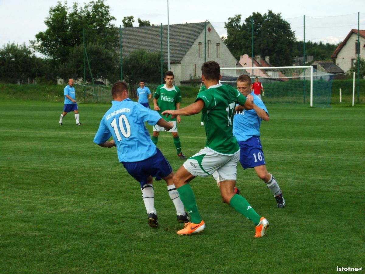 Piłkarze BKS Bolesławiec i GKS Raciborowice