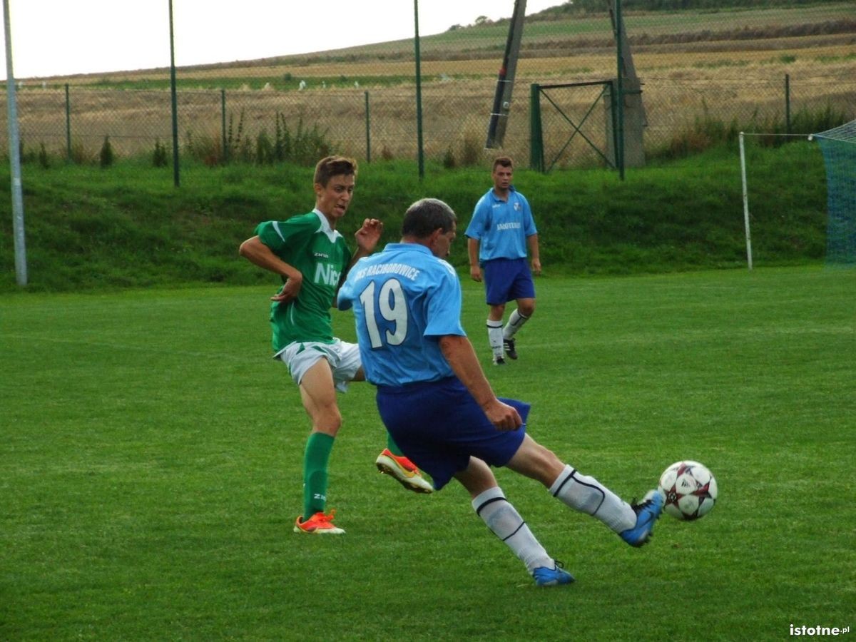 Piłkarze BKS Bolesławiec i GKS Raciborowice
