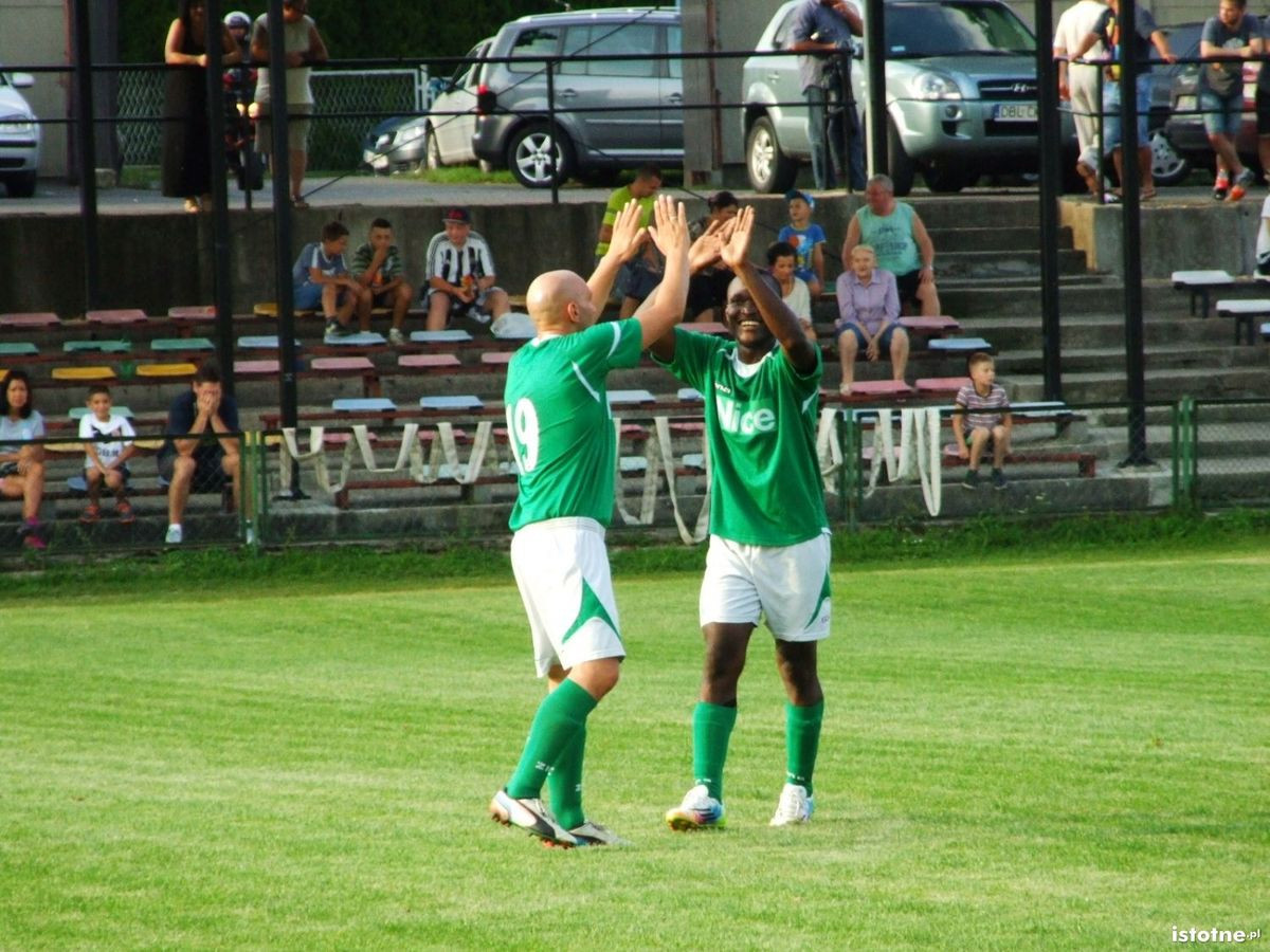 Piłkarze BKS Bolesławiec i GKS Raciborowice