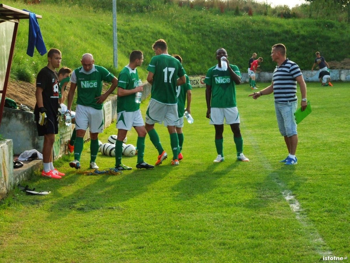 Piłkarze BKS Bolesławiec i GKS Raciborowice