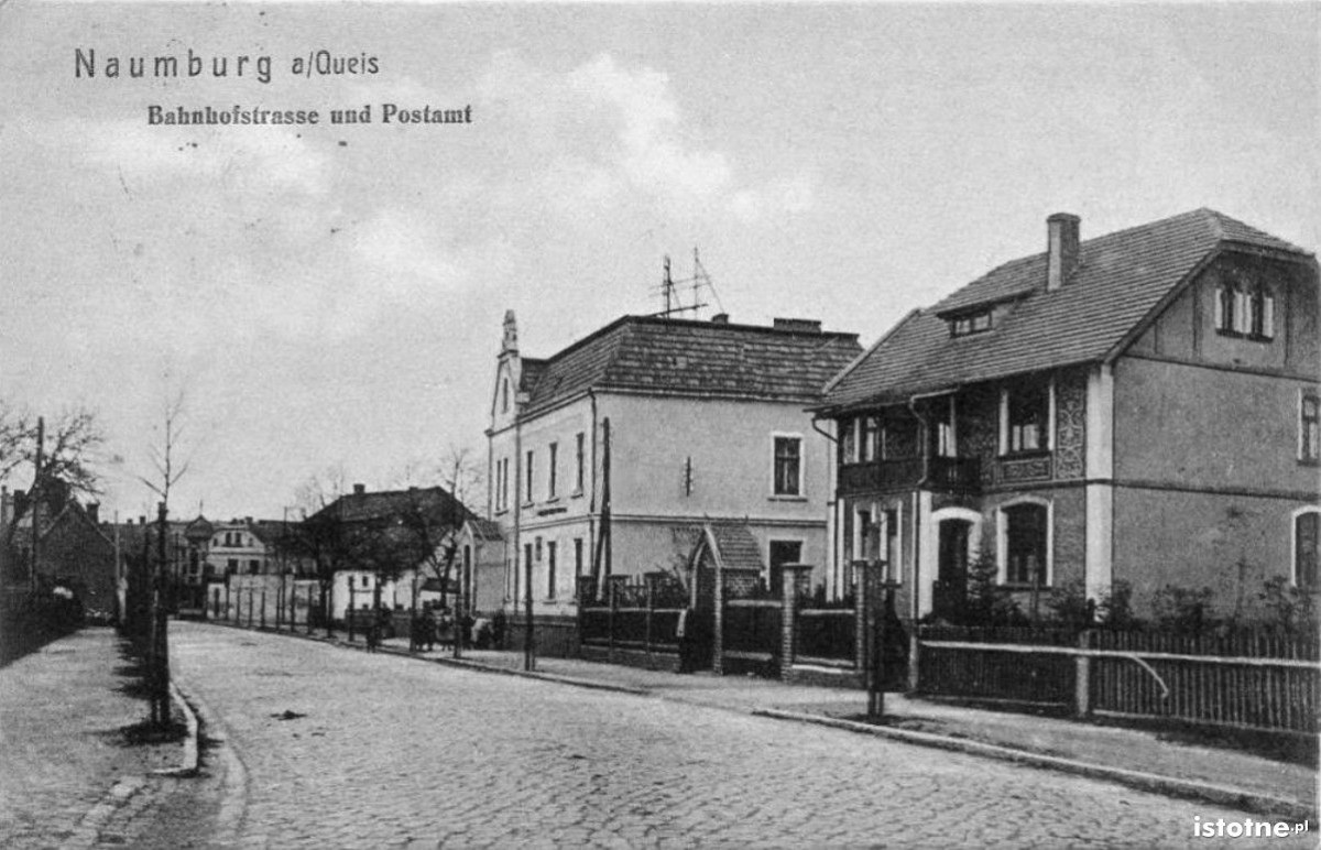 Ulica Kolejowa z budynkiem poczty w pierwszej połowie XX wieku