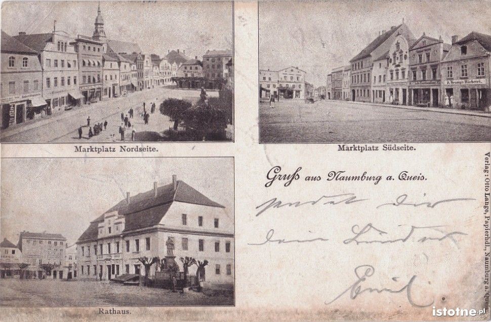 Na karcie pocztowej widzimy rynek oraz ratusz