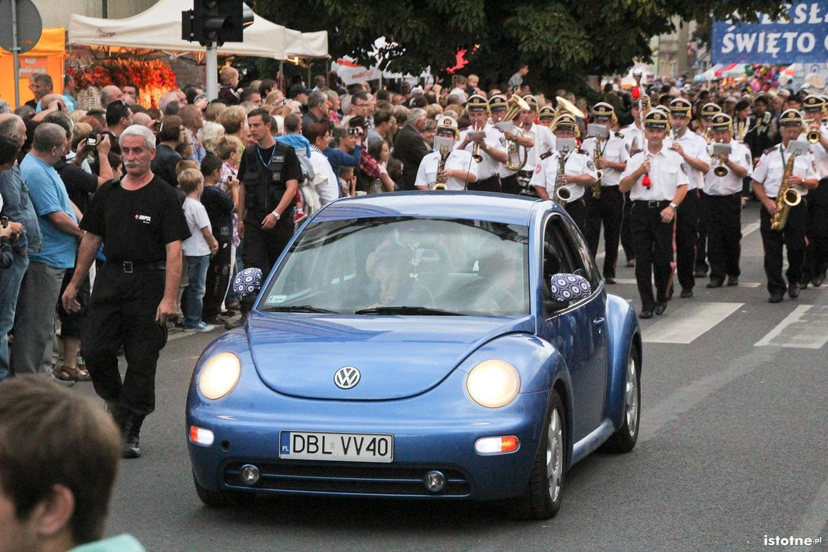 Uczestnicy parady z okazji Święta Ceramiki