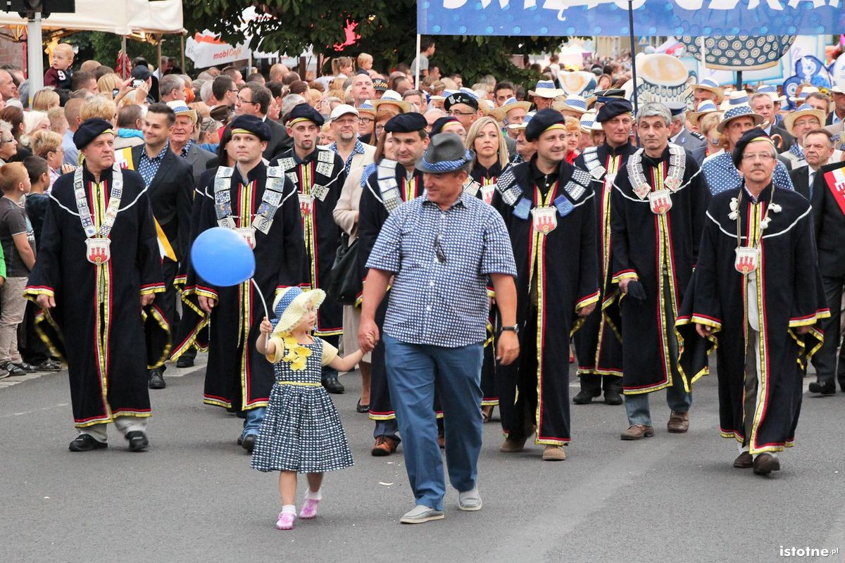 Uczestnicy parady z okazji Święta Ceramiki
