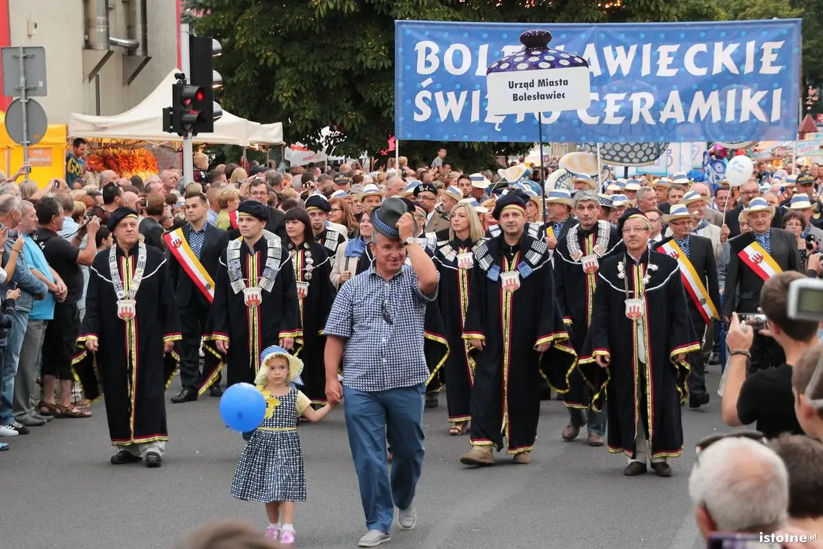 Uczestnicy parady z okazji Święta Ceramiki