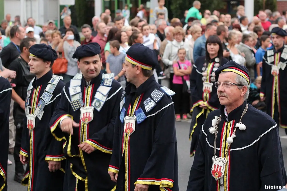 Uczestnicy parady z okazji Święta Ceramiki
