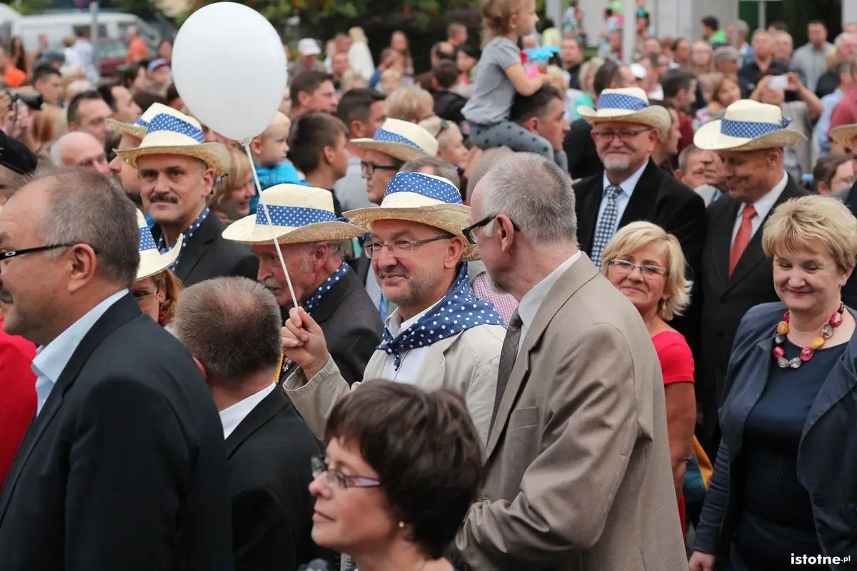 Uczestnicy parady z okazji Święta Ceramiki