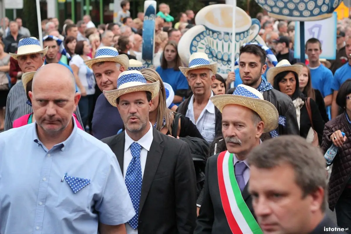 Uczestnicy parady z okazji Święta Ceramiki