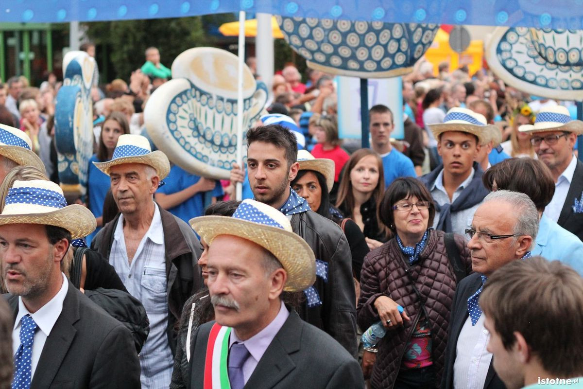 Uczestnicy parady z okazji Święta Ceramiki