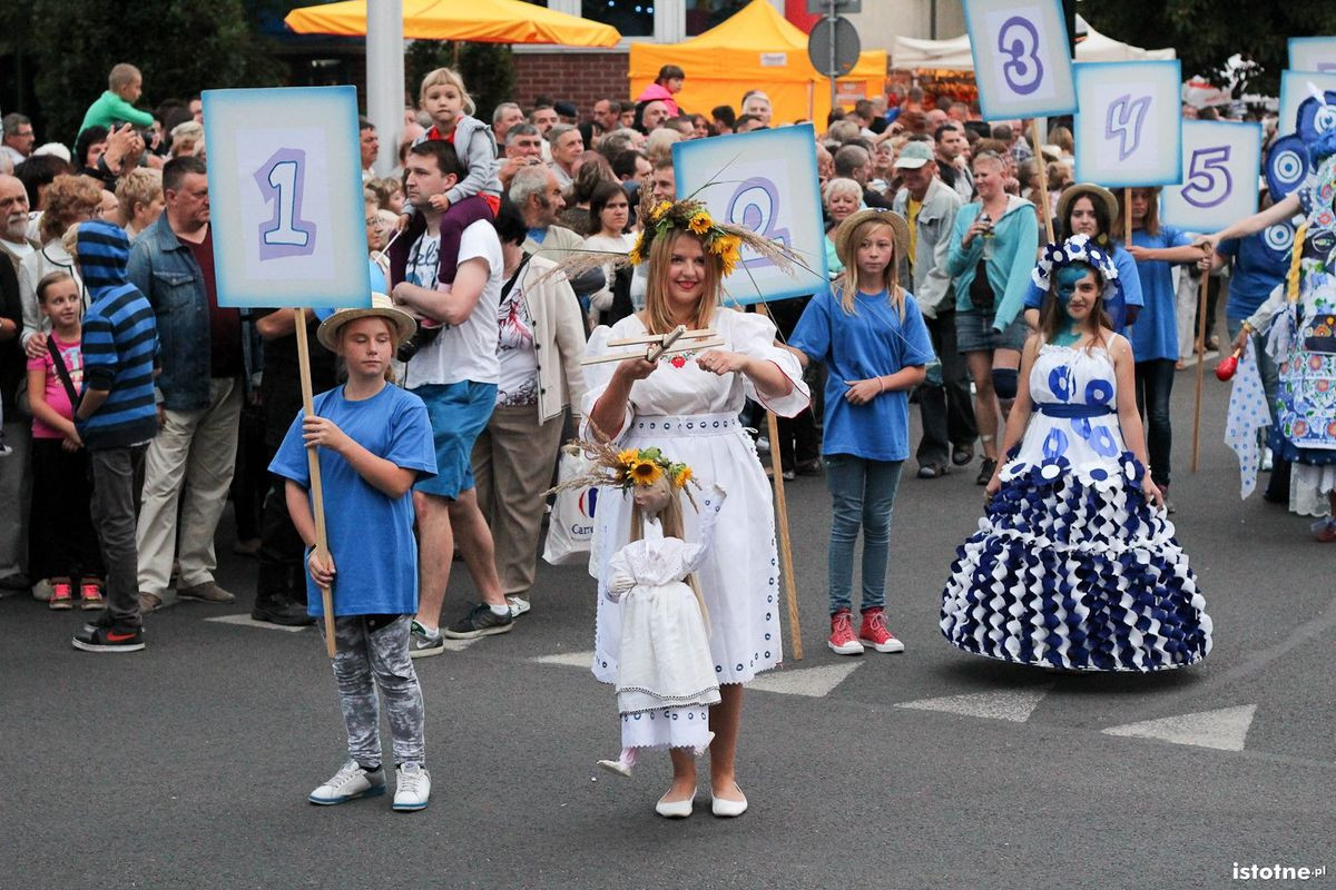 Uczestnicy parady z okazji Święta Ceramiki