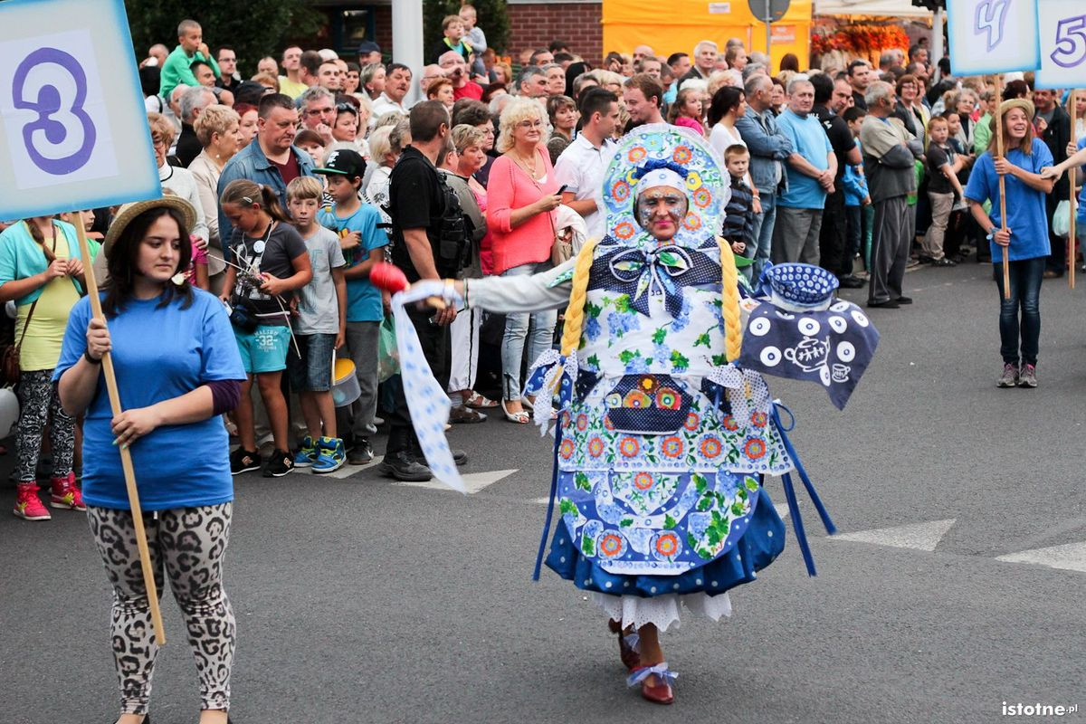 Uczestnicy parady z okazji Święta Ceramiki