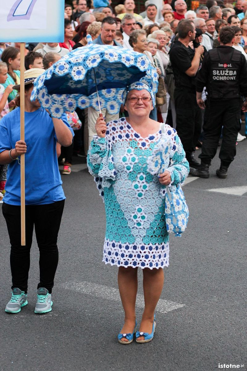 Uczestnicy parady z okazji Święta Ceramiki