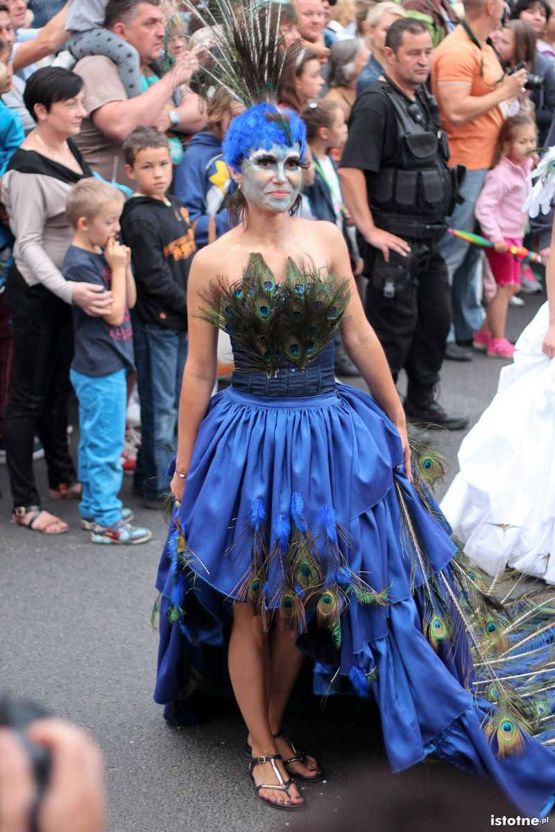 Uczestnicy parady z okazji Święta Ceramiki