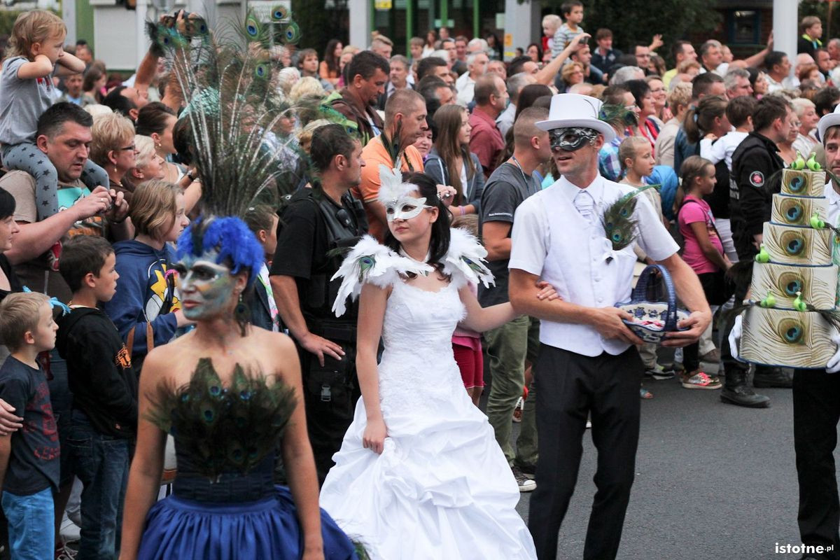 Uczestnicy parady z okazji Święta Ceramiki