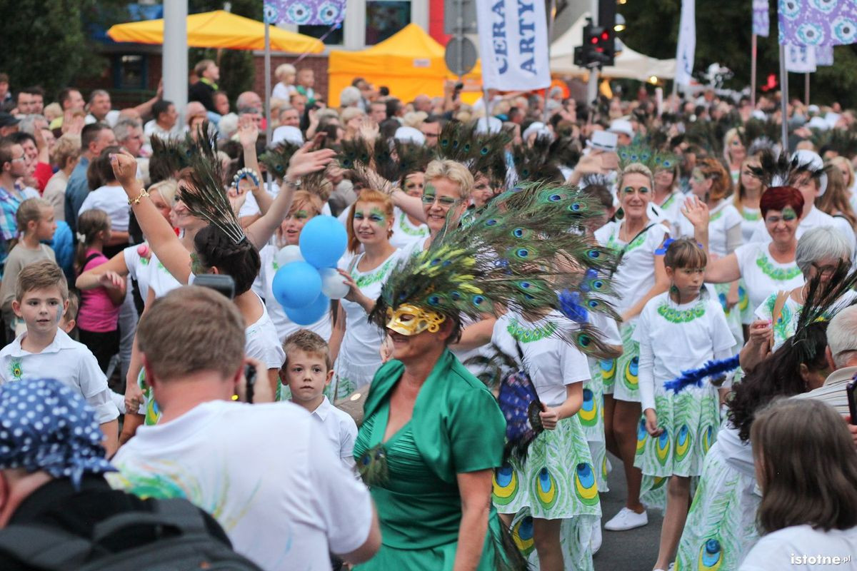 Uczestnicy parady z okazji Święta Ceramiki