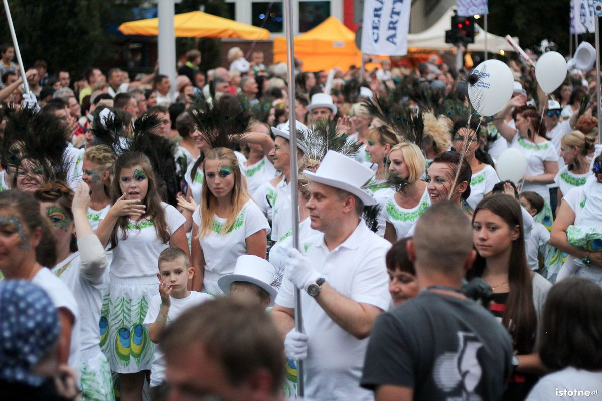 Uczestnicy parady z okazji Święta Ceramiki