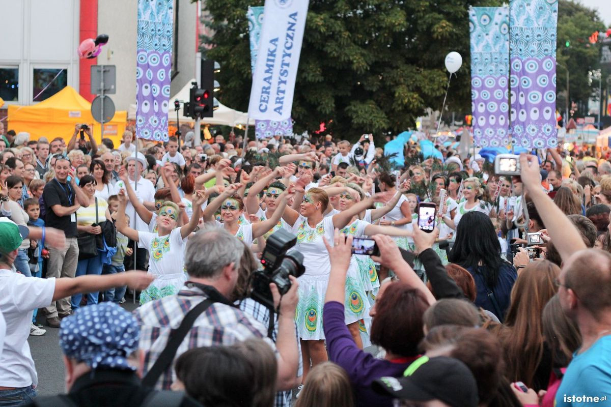 Uczestnicy parady z okazji Święta Ceramiki