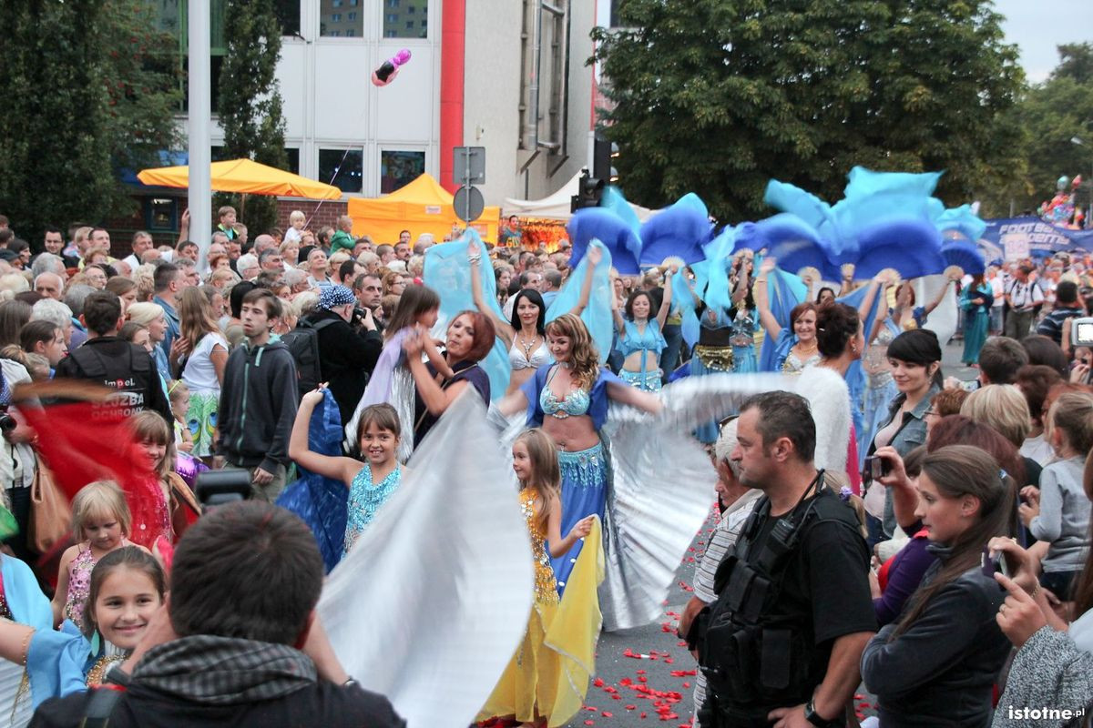 Uczestnicy parady z okazji Święta Ceramiki