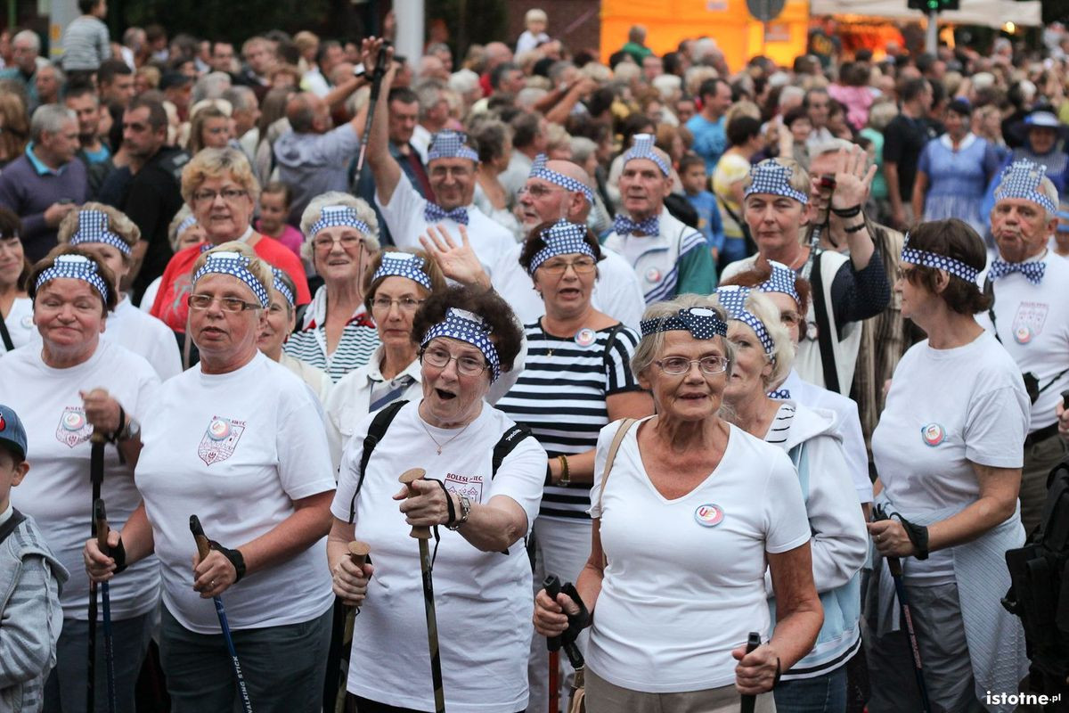Uczestnicy parady z okazji Święta Ceramiki