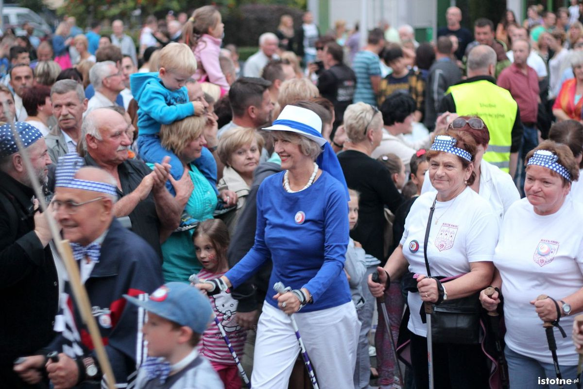 Uczestnicy parady z okazji Święta Ceramiki