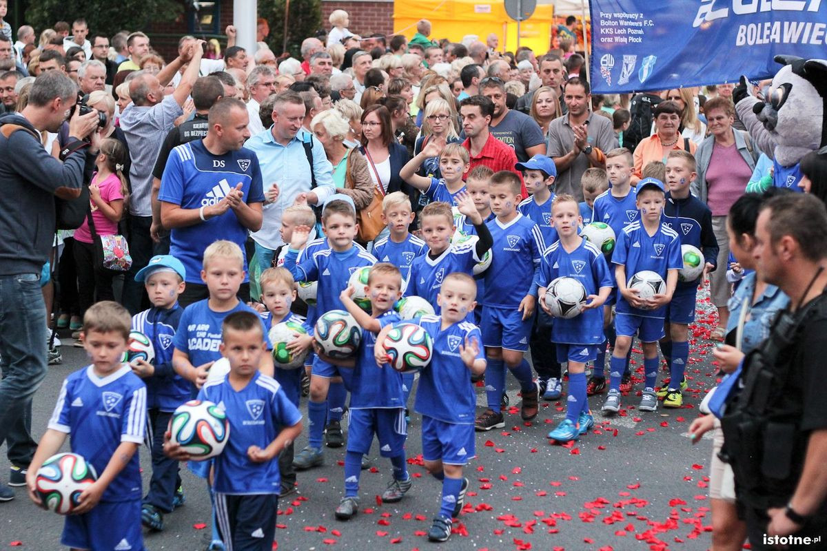 Uczestnicy parady z okazji Święta Ceramiki