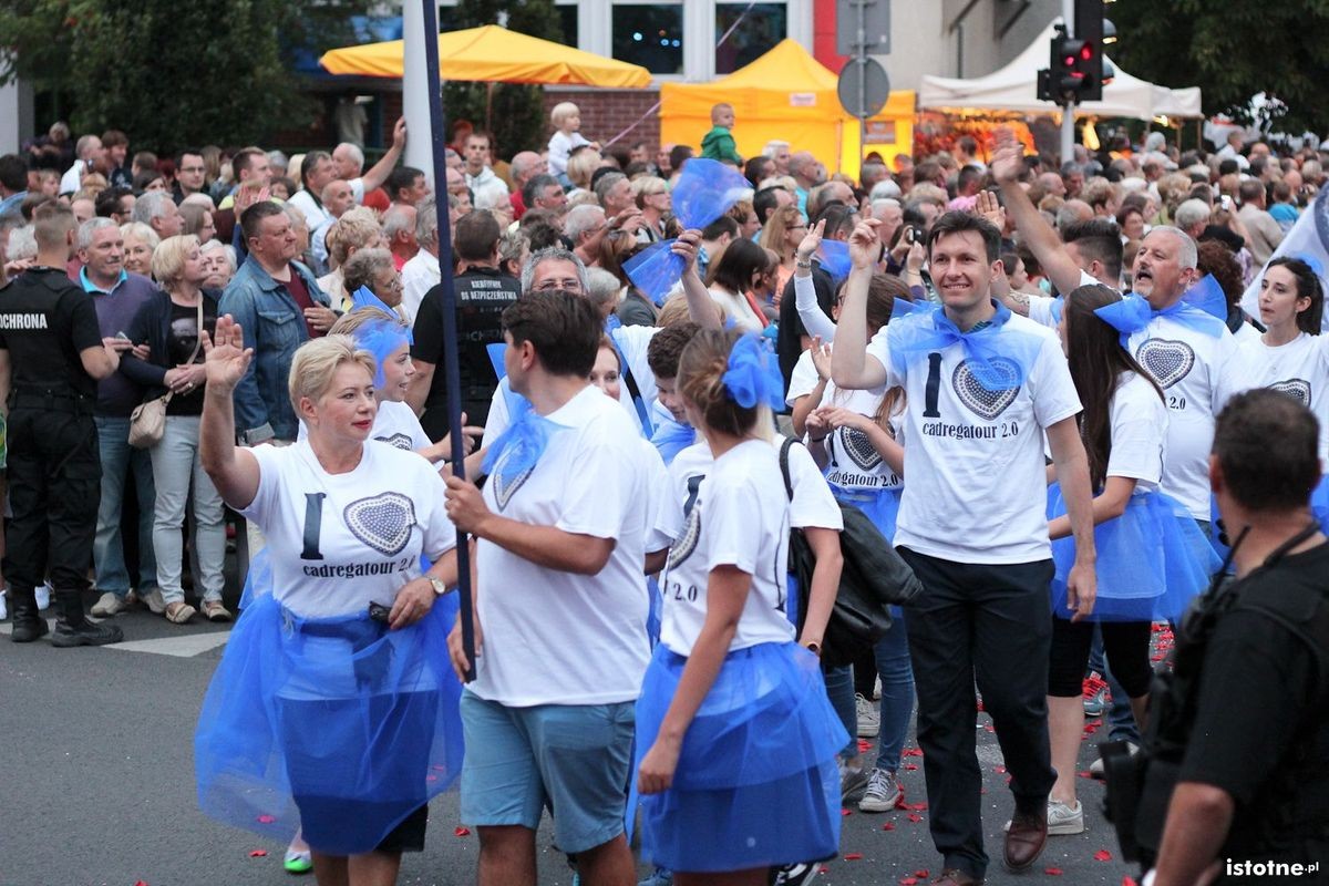 Uczestnicy parady z okazji Święta Ceramiki