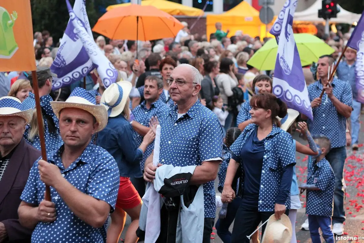 Uczestnicy parady z okazji Święta Ceramiki