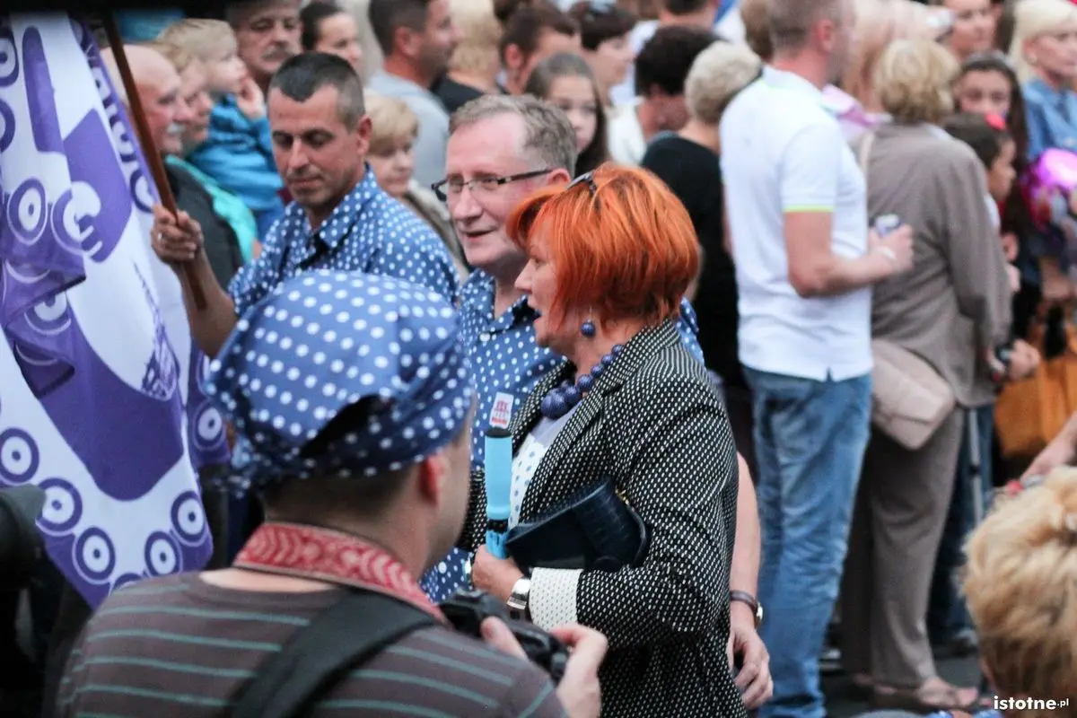 Uczestnicy parady z okazji Święta Ceramiki