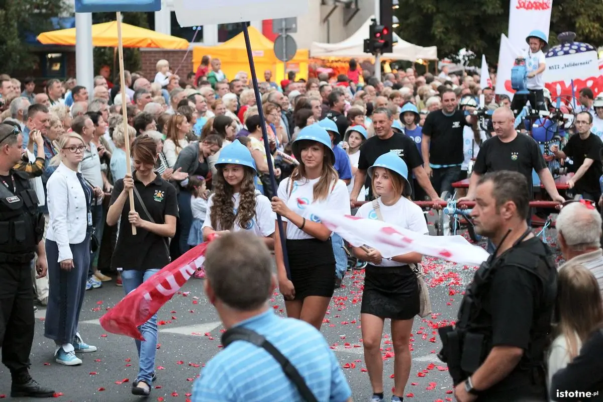 Uczestnicy parady z okazji Święta Ceramiki