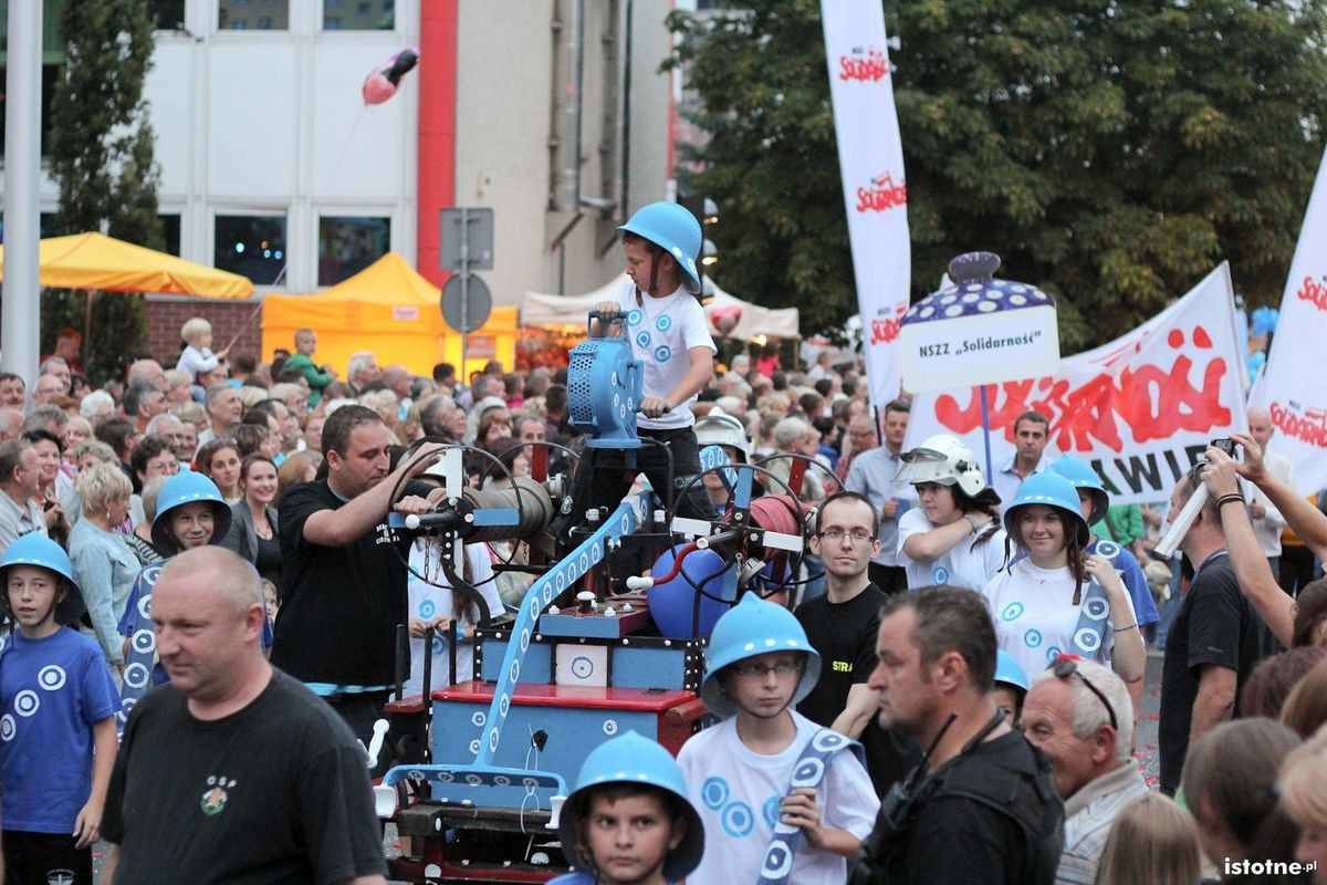 Uczestnicy parady z okazji Święta Ceramiki