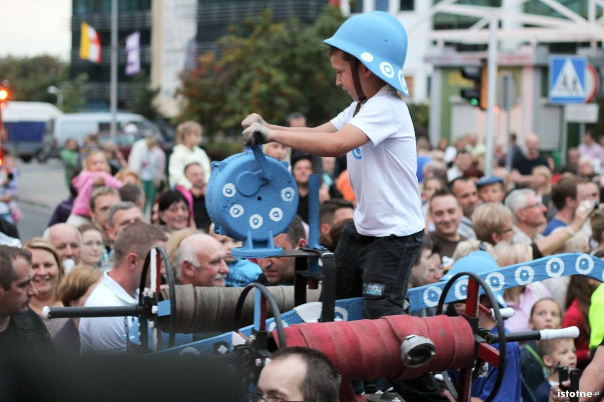 Uczestnicy parady z okazji Święta Ceramiki