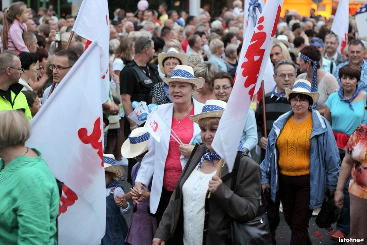 Uczestnicy parady z okazji Święta Ceramiki