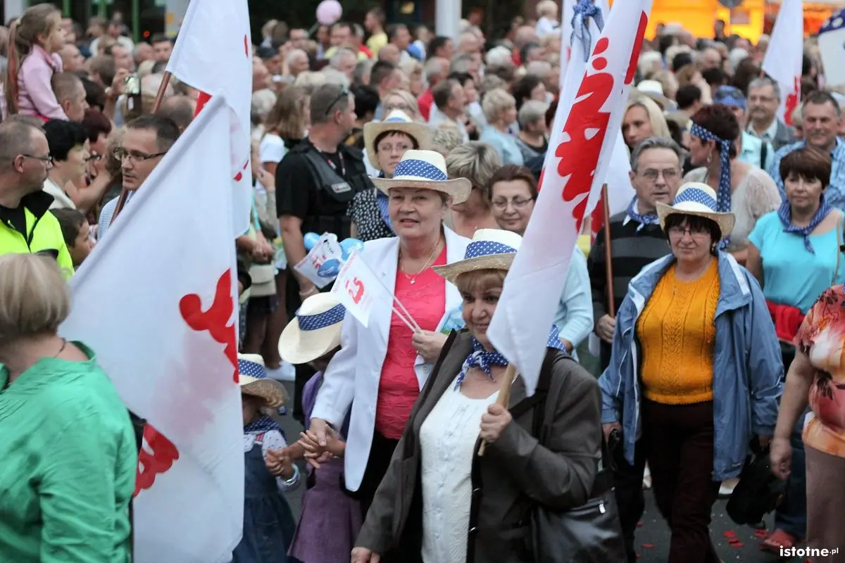 Uczestnicy parady z okazji Święta Ceramiki