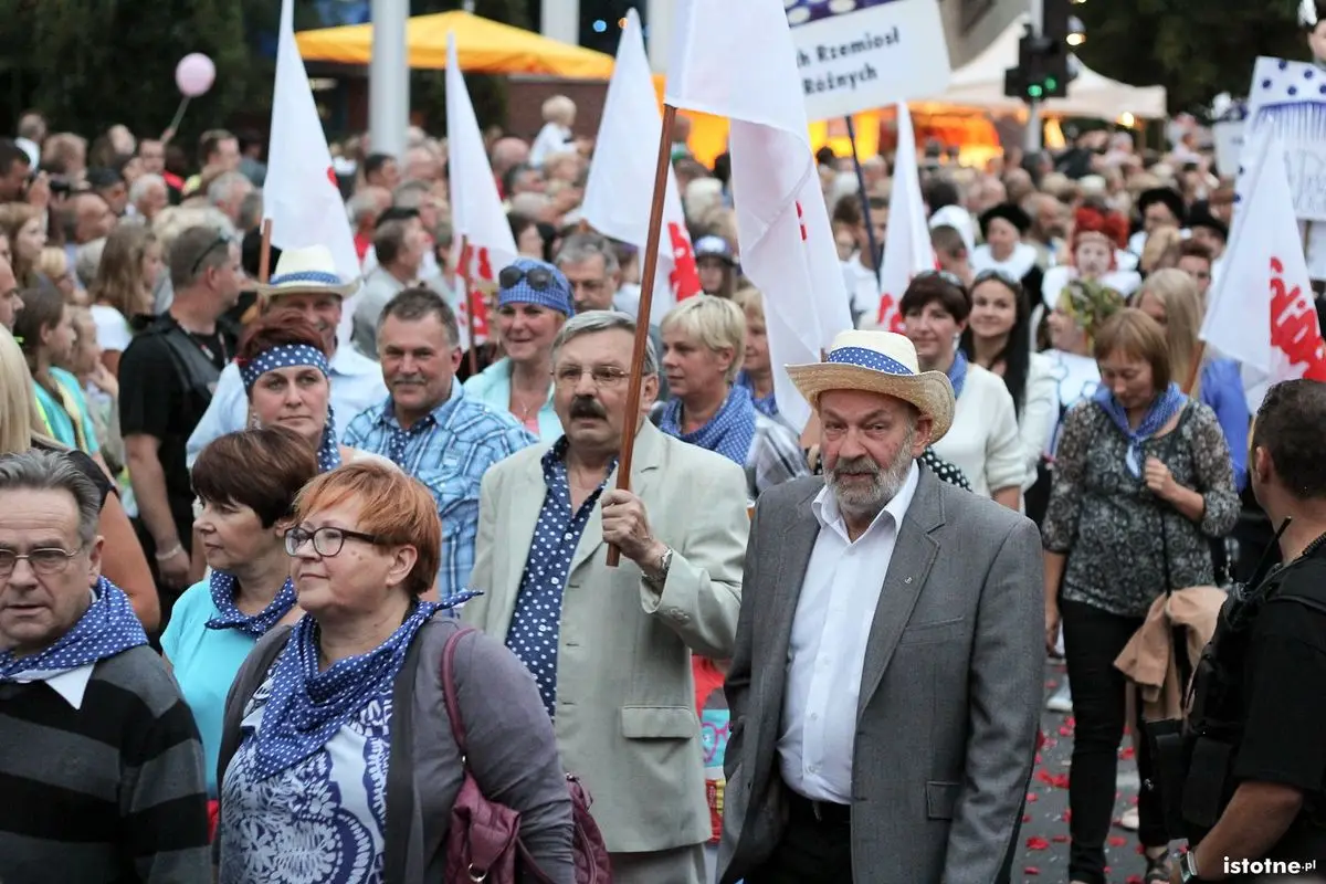 Uczestnicy parady z okazji Święta Ceramiki