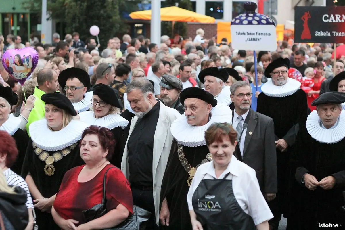 Uczestnicy parady z okazji Święta Ceramiki