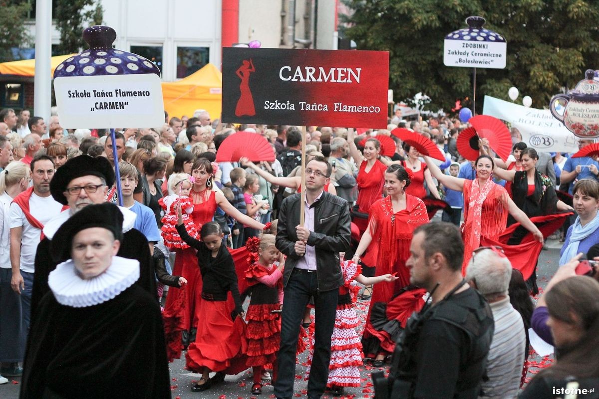 Uczestnicy parady z okazji Święta Ceramiki