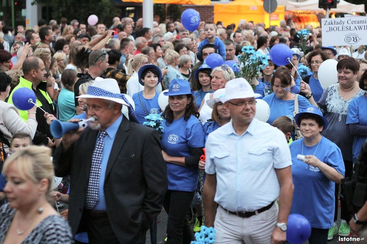 Uczestnicy parady z okazji Święta Ceramiki