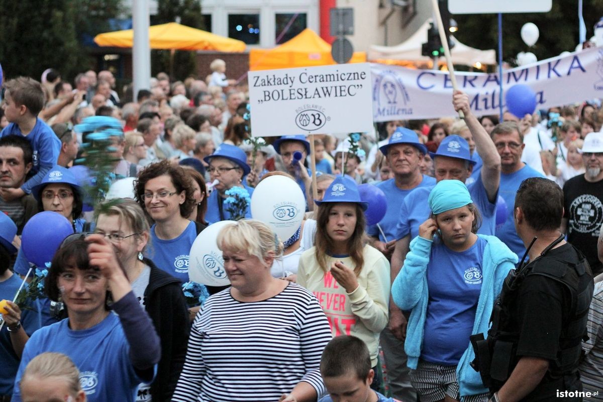 Uczestnicy parady z okazji Święta Ceramiki